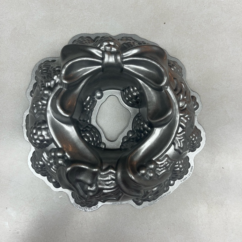 Williams Sonoma Wreath Bundt Cake Pan